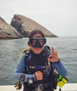 Foto de Sol Vásquez en traje para bucear.